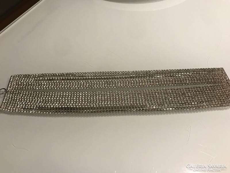 Széles strasszos karkötő húsz aprószemű, ragyogó láncból, 24 cm hosszú