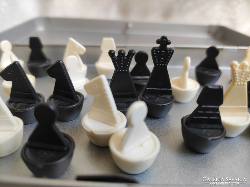 Mágneses sakk játék modern stílusú fekete fehér műanyag bábukkal retro utazó játék