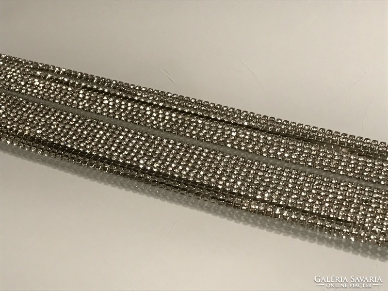 Széles strasszos karkötő húsz aprószemű, ragyogó láncból, 24 cm hosszú