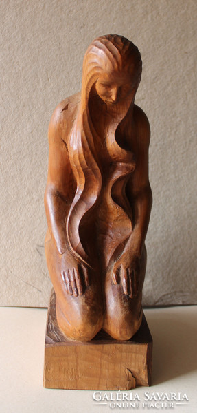 Térdelő nő (szobor)