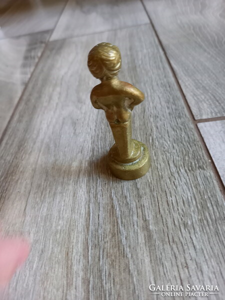 Régi réz pisilő fiú szobor (7,9x2,9 cm)