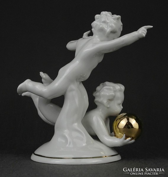 1O701 old porcelain putt with a pair of gold balls 14.5 Cm