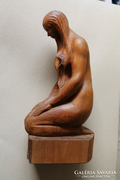 Térdelő nő (szobor)