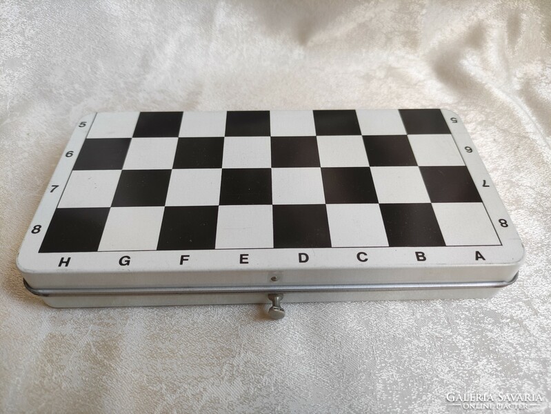 Magnetic chess game with modern style black and white plastic pieces retro traveling game