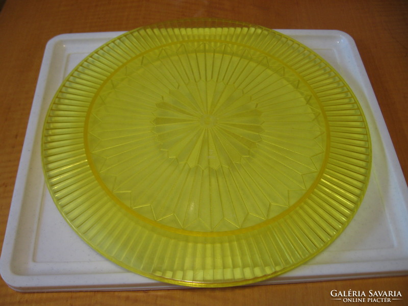Retro sárga műanyag tortás tálca
