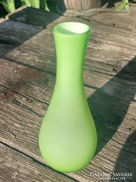 Almazöld többrétegű opalin váza.