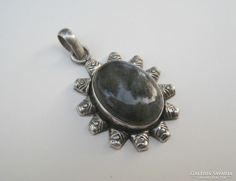 Különleges ezüst medál labradorit kővel, törzsi jellegű
