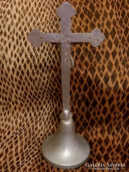 Table cross.