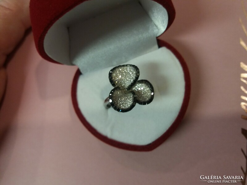 1.90 Ct with black and white diamonds 14 kr. Gold ring. With certificate
