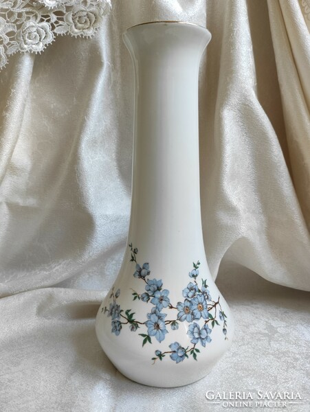 Bájos kék virágokkal pompázó faág mintás hosszú nyakú magas aquincumi porcelán váza