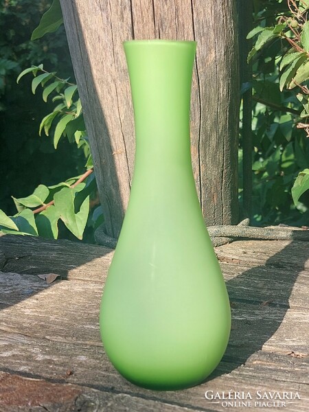 Almazöld többrétegű opalin váza.