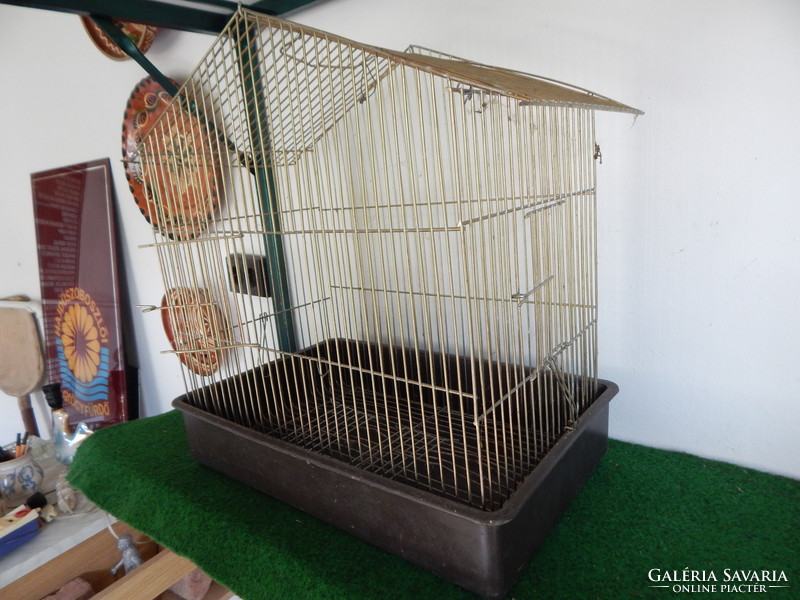 Old birdcage with metal rods and plastic tray, size 45 x 29 x 48 cm.