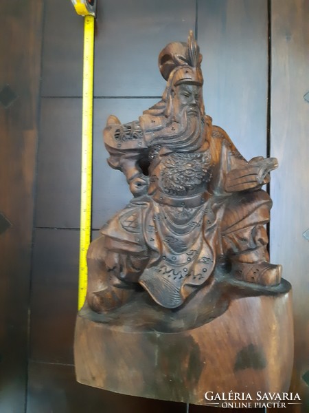 Antik keleti hadvezért/uralkodót ábrázoló faszobor