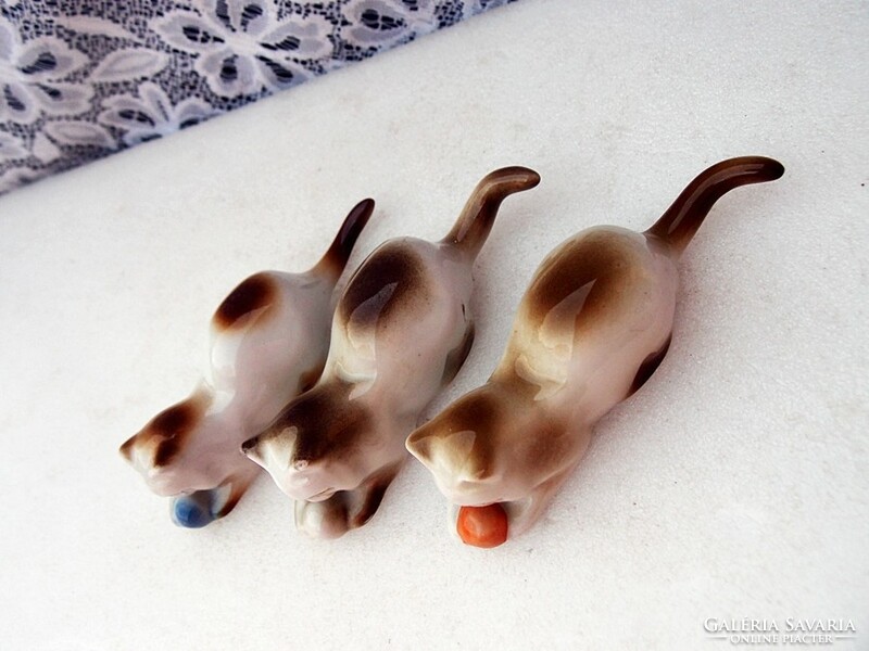 3 Zsolnay kittens