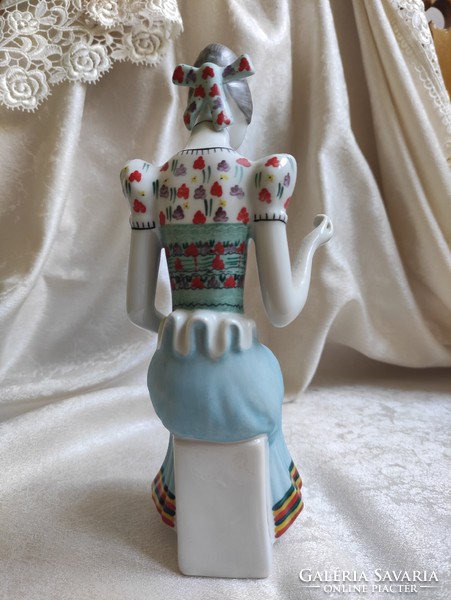 Keszkenőt hímző menyecske / varró lány népviseletben hollóházi porcelán szobor