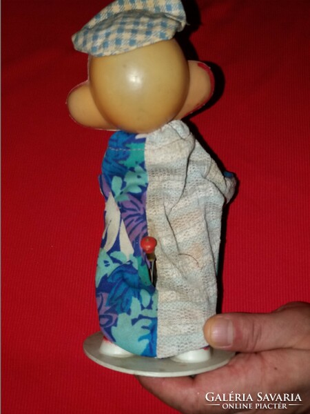 Régi fatestű, fémalpú karos működő cintányéros Moncsicsi műanyag BOHÓC játék figura képek szerint