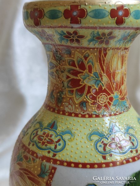 Richly decorated scenic Chinese porcelain vase