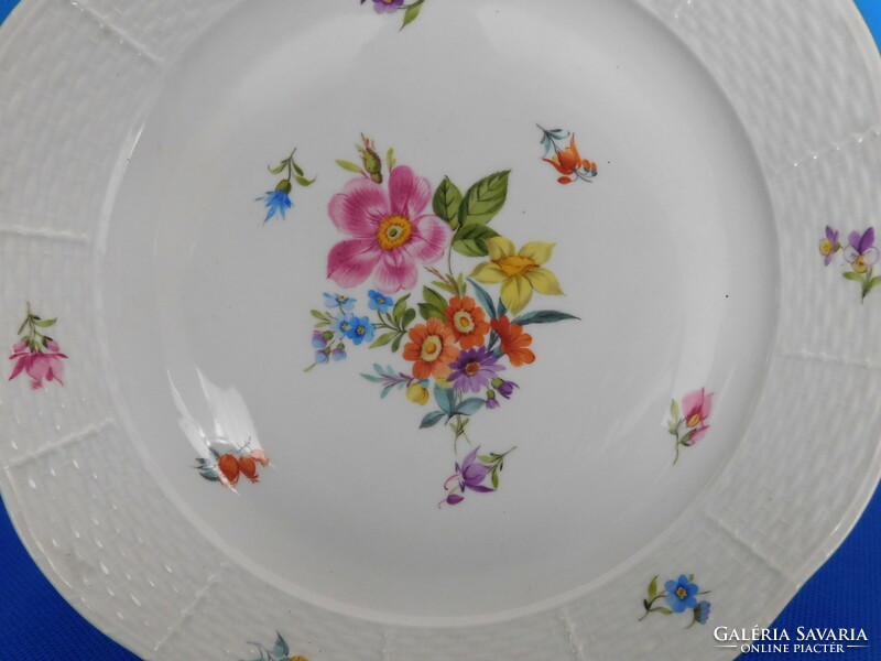 Bouquet de saxe plate from Herend