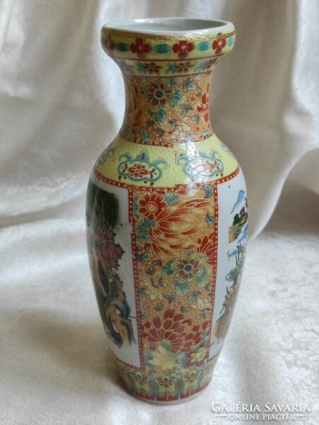 Gazdagon díszített jelenetes kínai porcelán váza