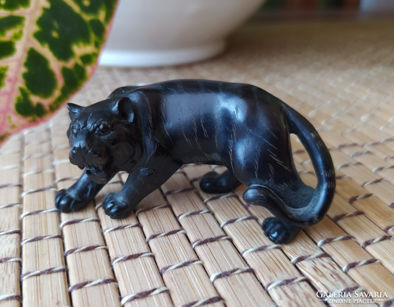 Jelzett támadó tigris netsuke