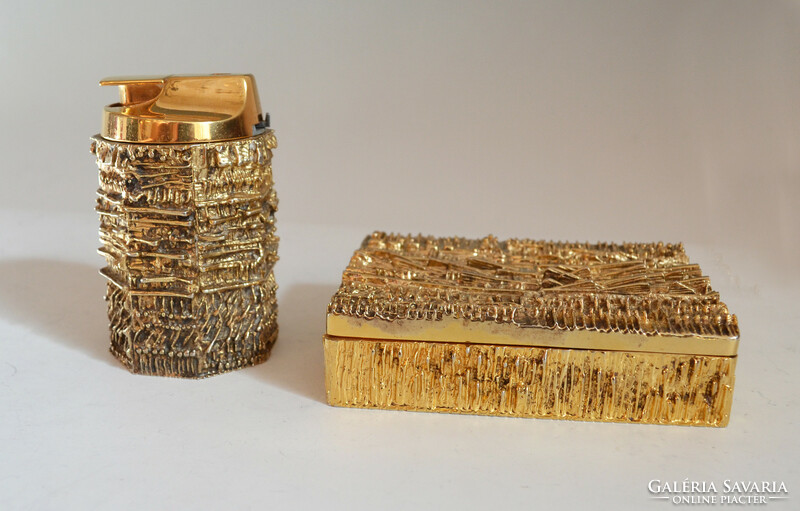 Gold-plated silver table lighter - with structured decor