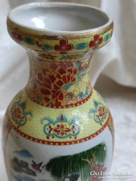 Richly decorated scenic Chinese porcelain vase