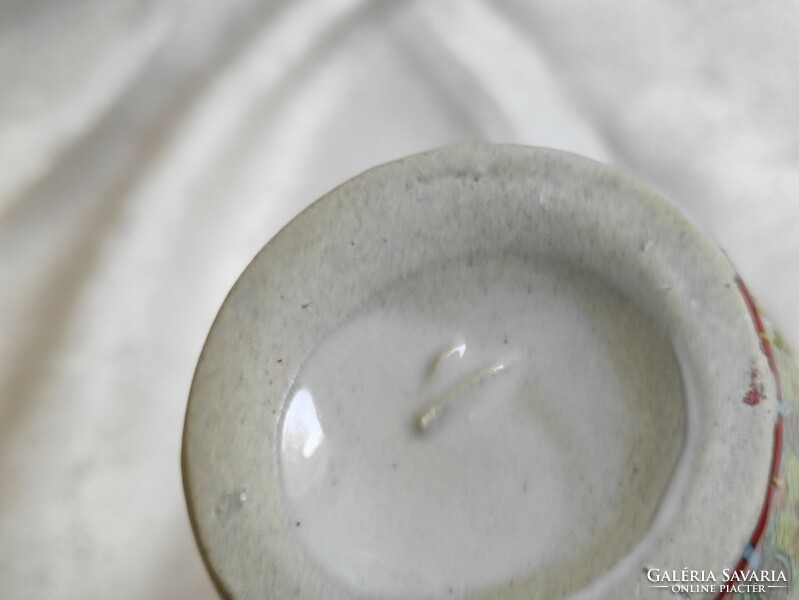 Richly decorated scenic Chinese porcelain vase