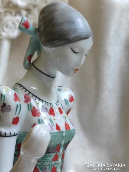Keszkenőt hímző menyecske / varró lány népviseletben hollóházi porcelán szobor