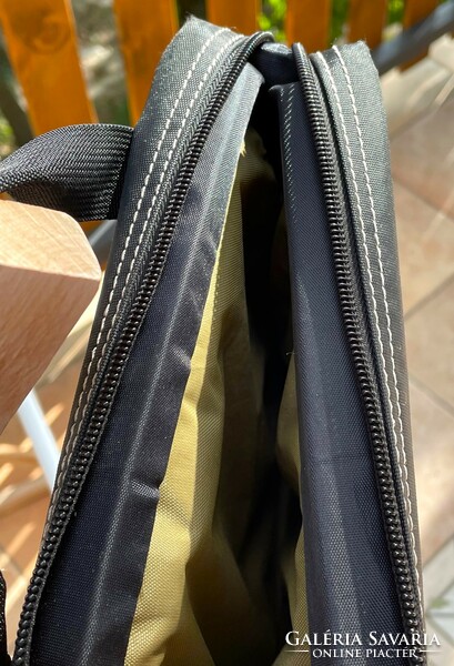 Brenthaven jelzésű fekete álló laptop táska.