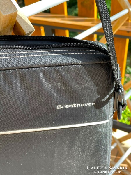Brenthaven jelzésű fekete álló laptop táska.