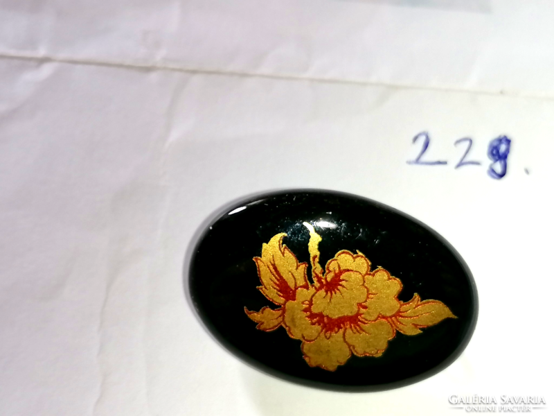 Retró, fekete üvegszerű anyagon arany színű virággal díszített  bross   229.