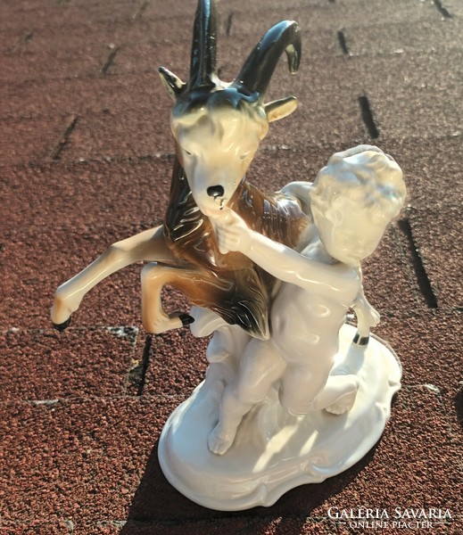Puttó kecskével - német koronás pecsétes porcelán szobor figura
