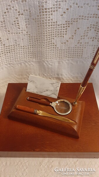 Fa dobozos ajándék szett rózsafa tollszettel , íróasztali tolltartóval és egy gyűrűs agendával