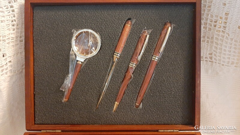 Gift set in a wooden box with a rosewood pen set, a desk pen holder and a ring diary