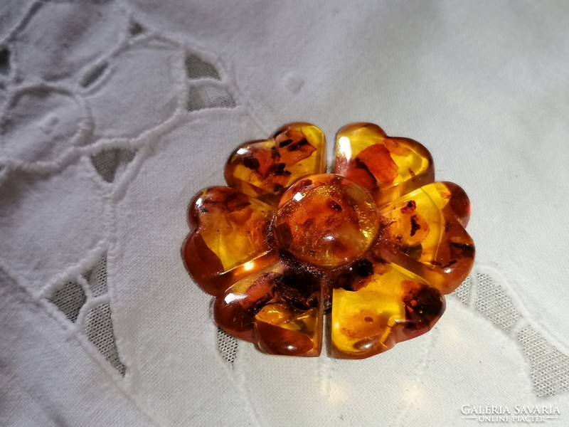 Retro cast amber flower brooch 48.