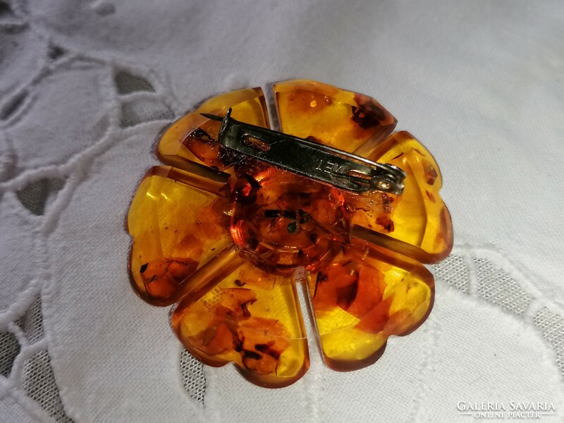 Retro cast amber flower brooch 48.
