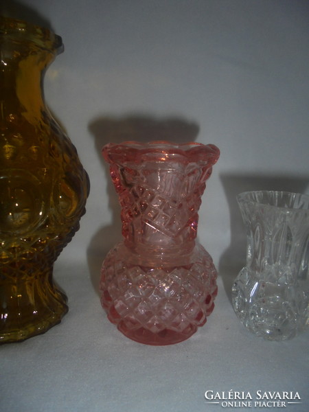Négy darab régi üveg váza együtt - borostyán, kék, rózsaszín, fehér