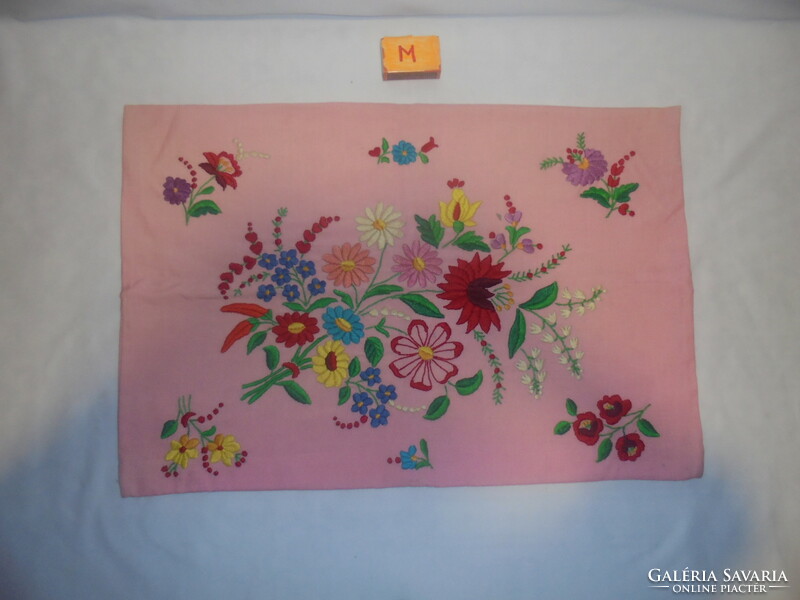 Kalocsai hímzett díszpárna rózsaszín alapon- újszerű