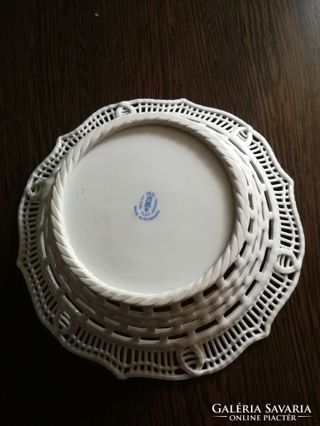 Áttört/fonott mintájú porcelán tál