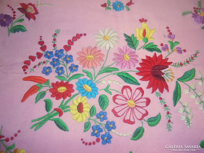 Kalocsai hímzett díszpárna rózsaszín alapon- újszerű