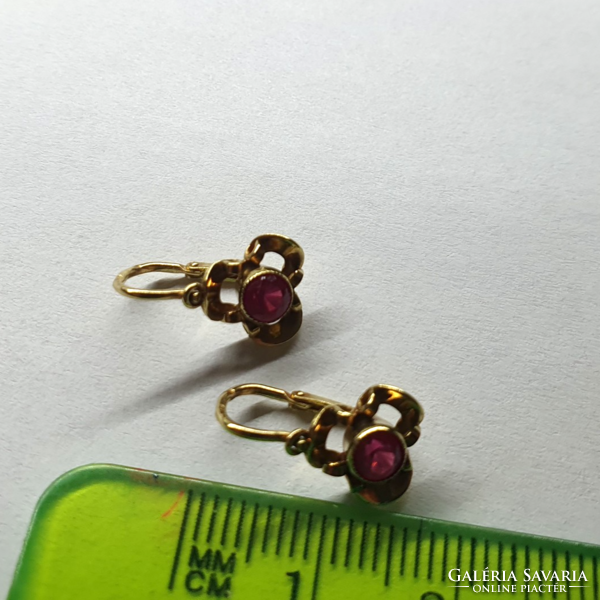 Earrings with burgundy stones in the front