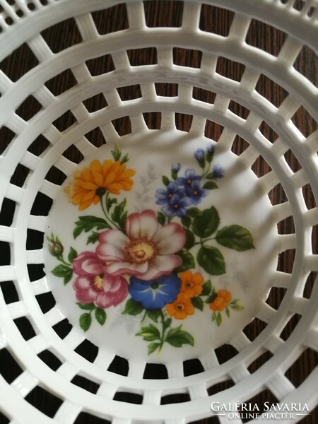 Porcelain bowl with an openwork/braided pattern