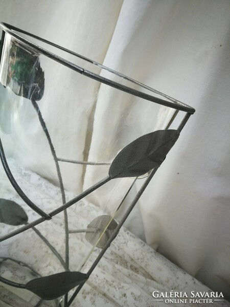 Üveg váza fémdíszítéssel