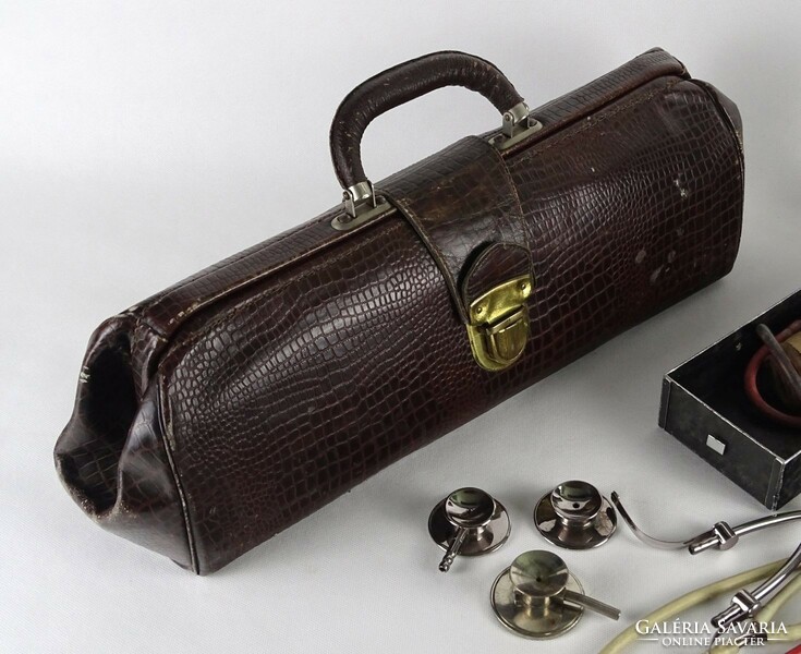 1O872 old brown classic medical bag