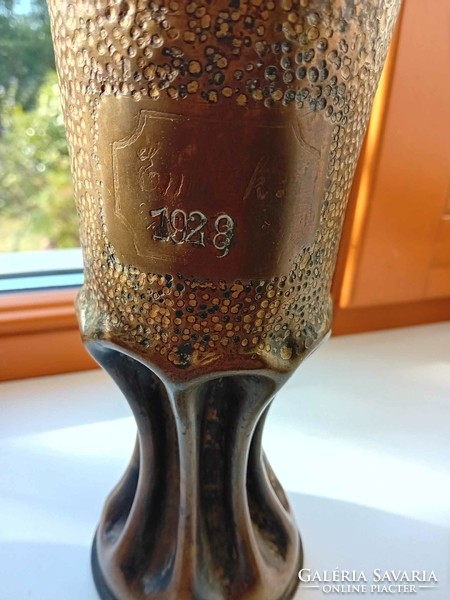 Nagyon nagy ritkaság! I. vh-ból származó aknahüvelyből készített váza. Kézzel formált, míves darab!