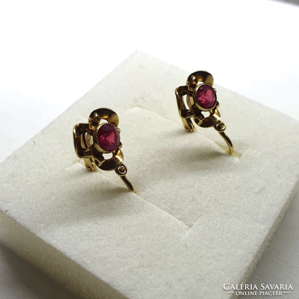 Earrings with burgundy stones in the front