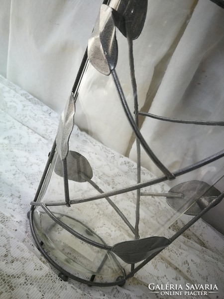 Üveg váza fémdíszítéssel