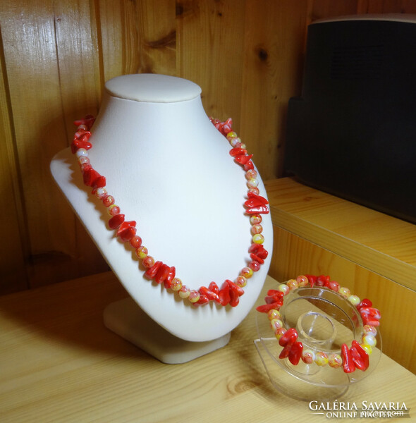 Necklace and bracelet. Made of quality acrylic and glass beads, the acrylic beads are marbled.