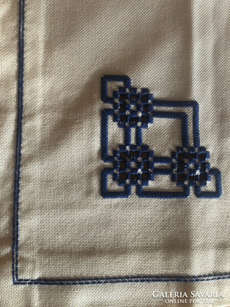 Handiwork! Embroidered tablecloth, tablecloth, centerpiece with blue patterns