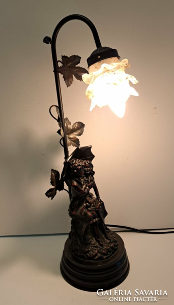 Figurális asztali lámpa búrával